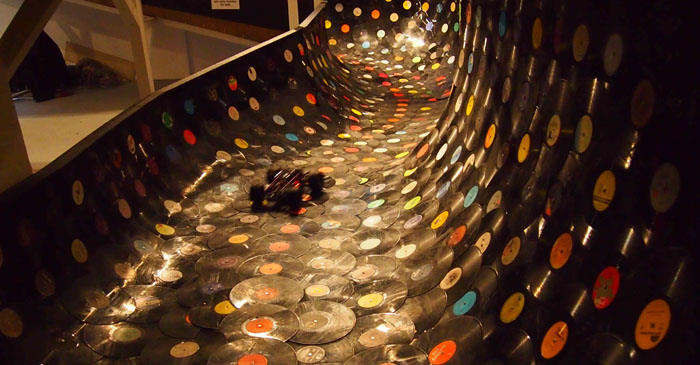 Lucas Abela, "Vinyl Rally", fot. fot. Biennale Sztuki Mediów